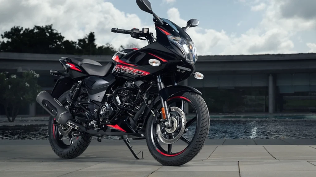 ЁЯПНя╕П Bajaj Pulsar 220F рдХреА рджрдорджрд╛рд░ рд╡рд╛рдкрд╕реА 1 Bajaj Pulsar 220F