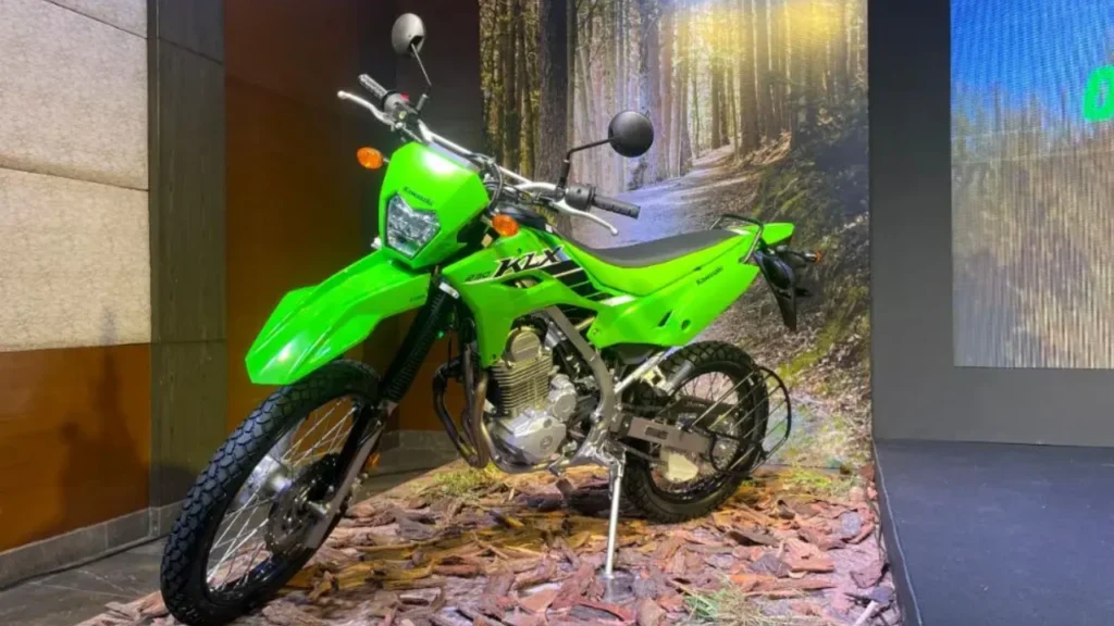 Kawasaki KLX 230: दमदार 233cc इंजन, 6-स्पीड गियरबॉक्स और सिर्फ 139kg वजन में जबरदस्त परफॉर्मेंस 1 Kawasaki KLX 230